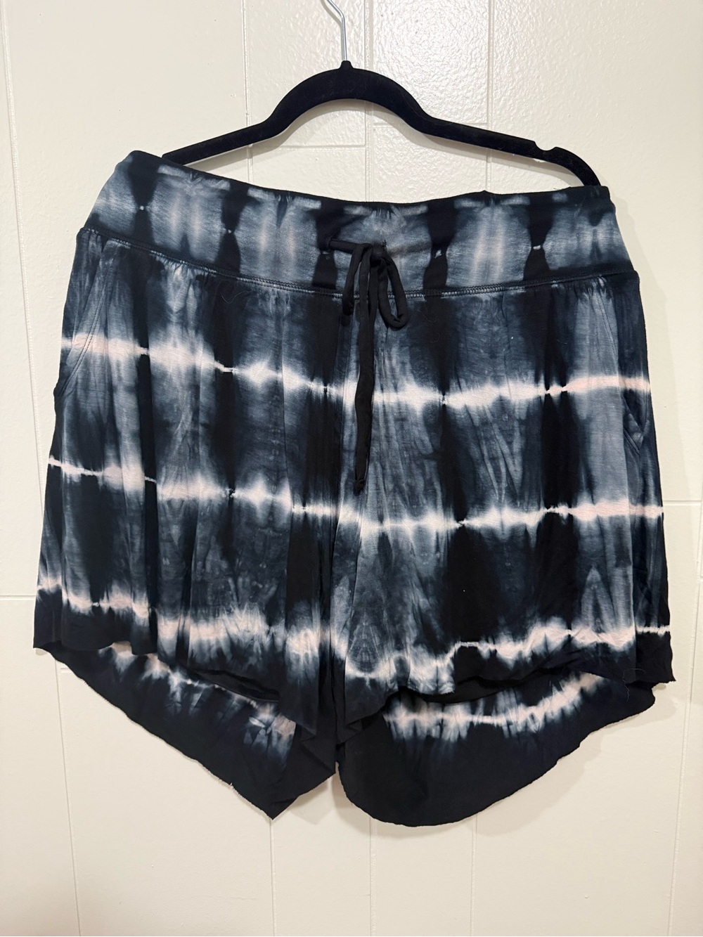 LIVI by Lane Bryant Black & White Tie-Dye Lounge Shorts